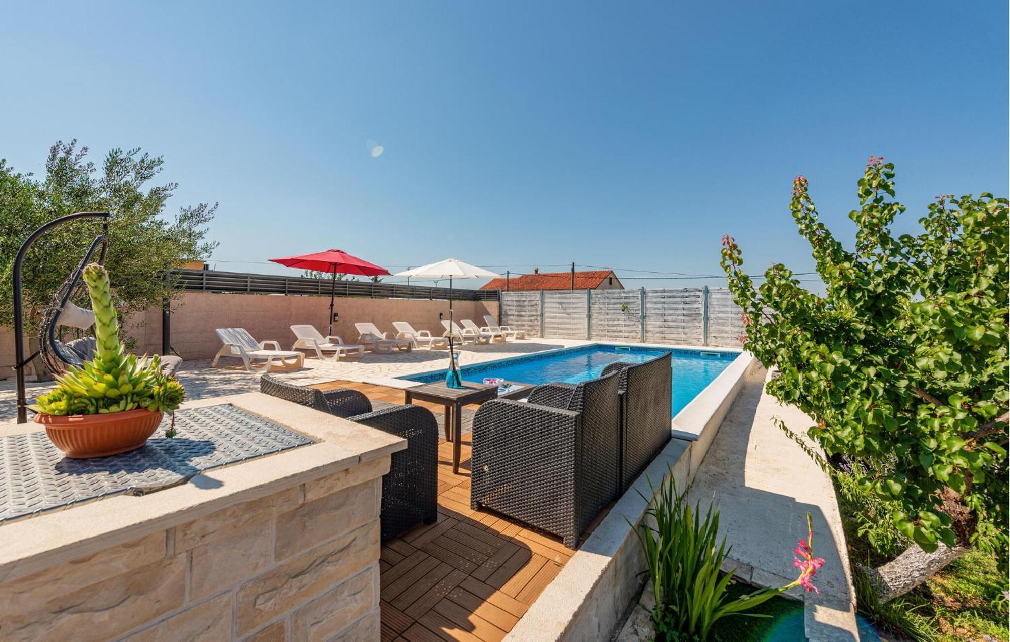 Amazing Home In Lisicic With Outdoor Swimming Pool Lisicici 외부 사진